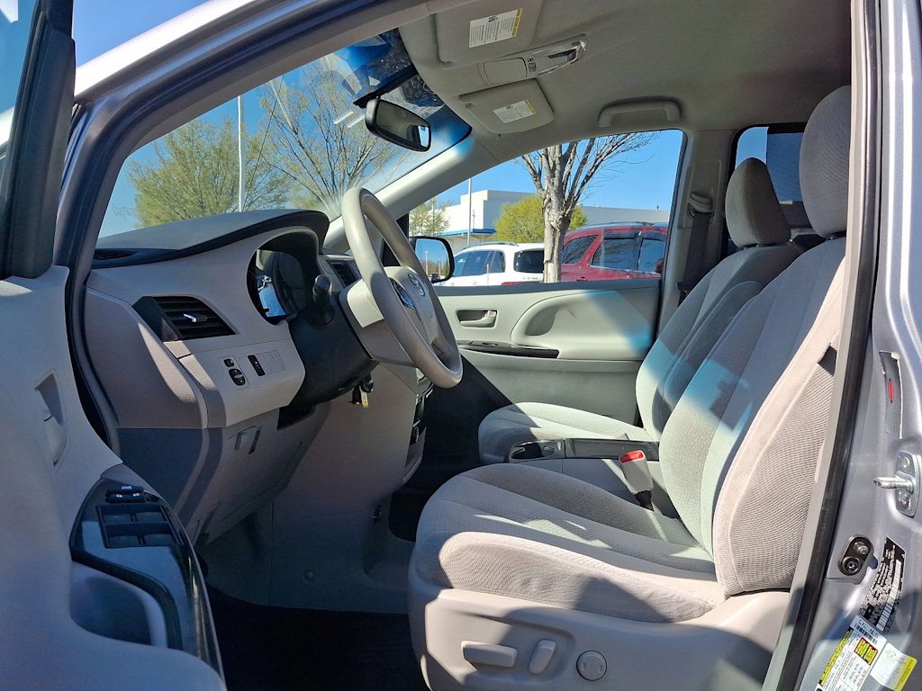 2014 Toyota Sienna LE 10