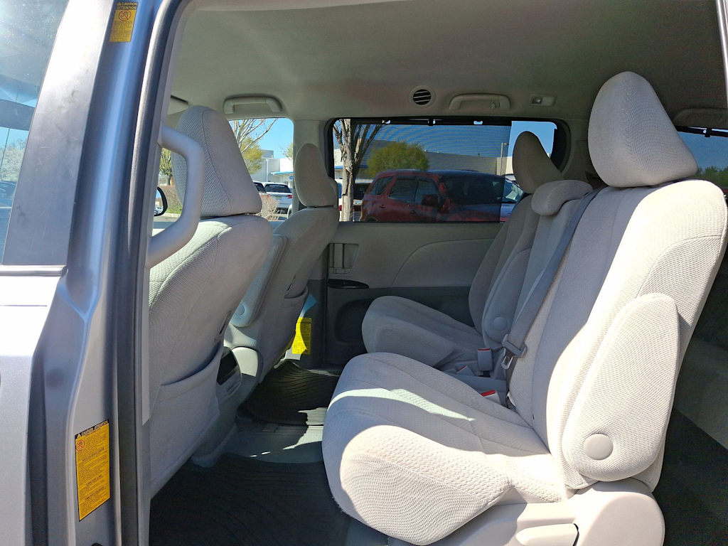 2014 Toyota Sienna LE 11