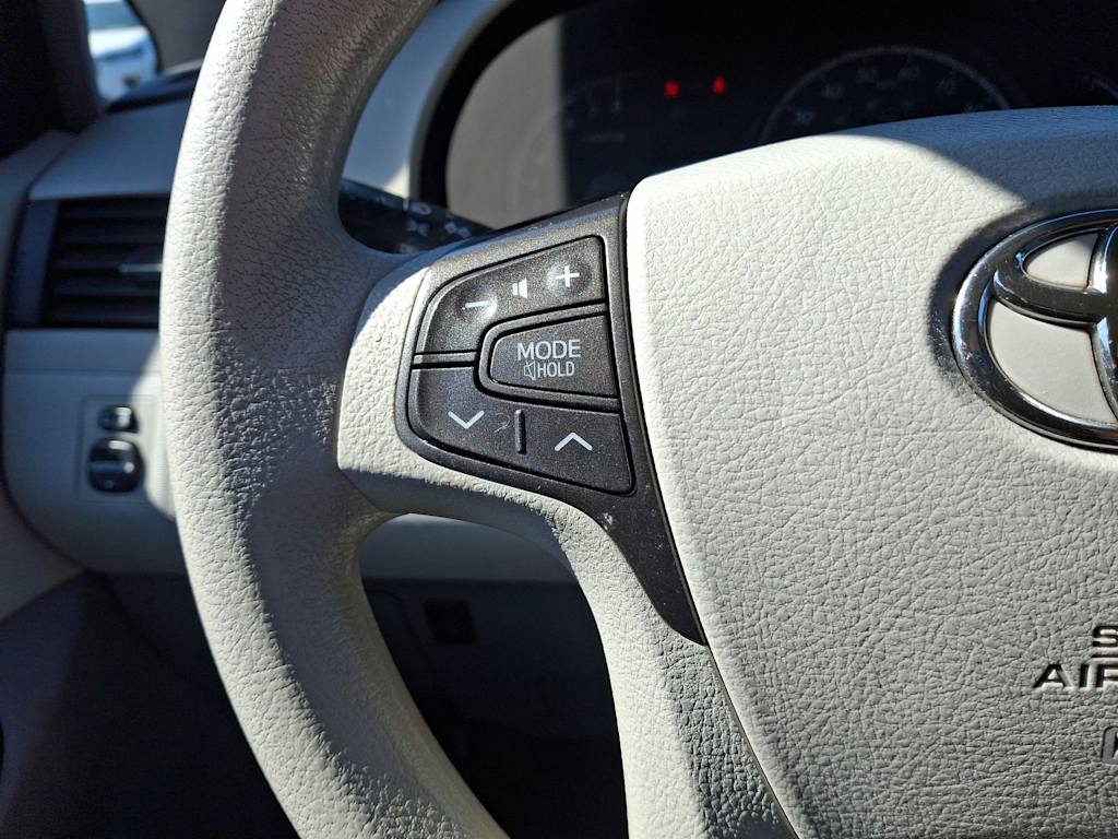 2014 Toyota Sienna LE 19