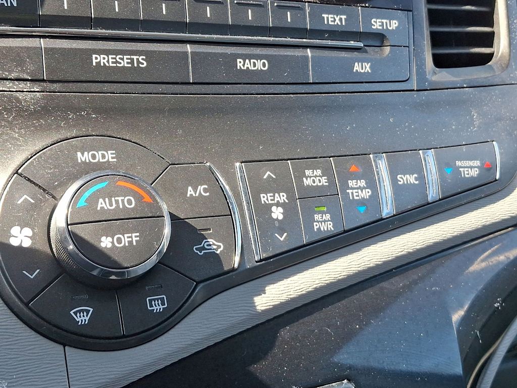 2014 Toyota Sienna LE 21