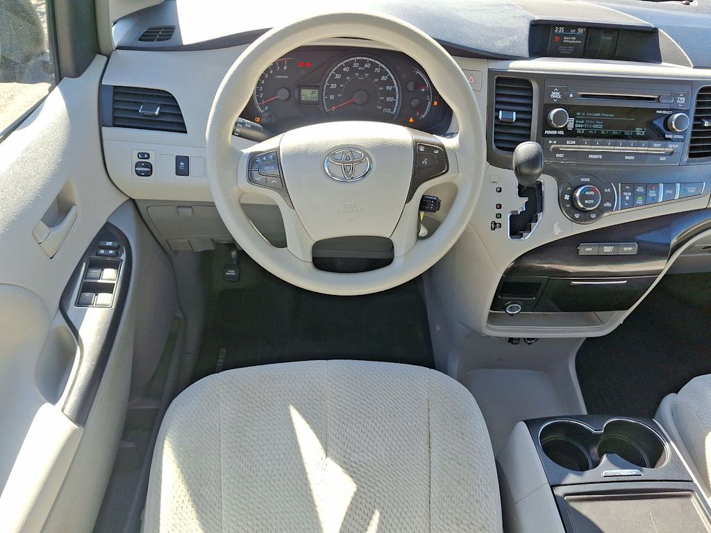 2014 Toyota Sienna LE 9