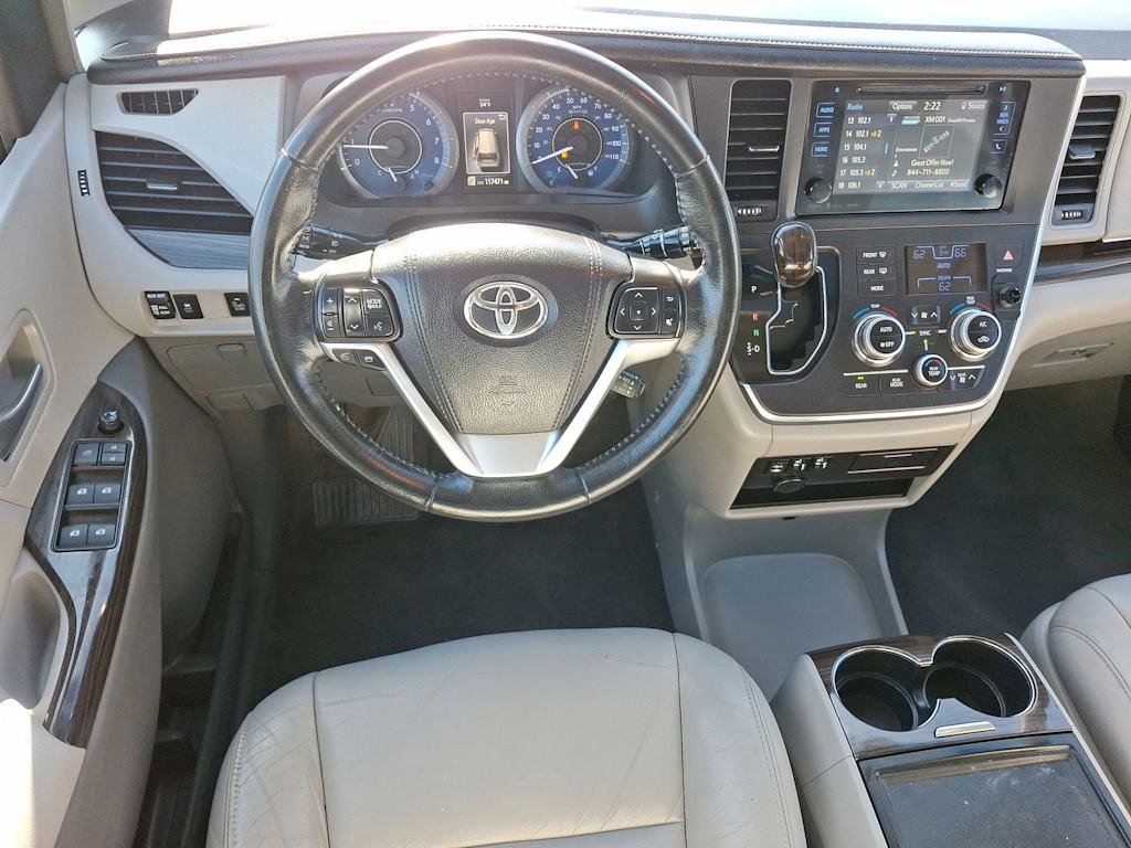 2016 Toyota Sienna XLE 9