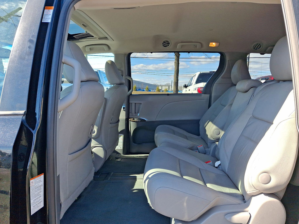 2016 Toyota Sienna XLE 11