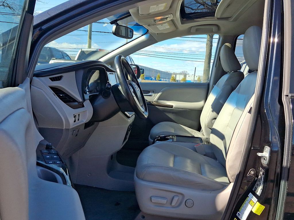 2016 Toyota Sienna XLE 10