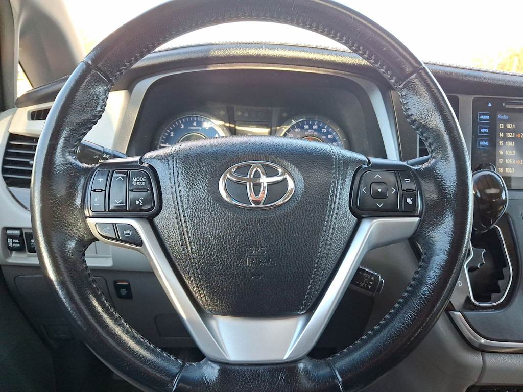 2016 Toyota Sienna XLE 2