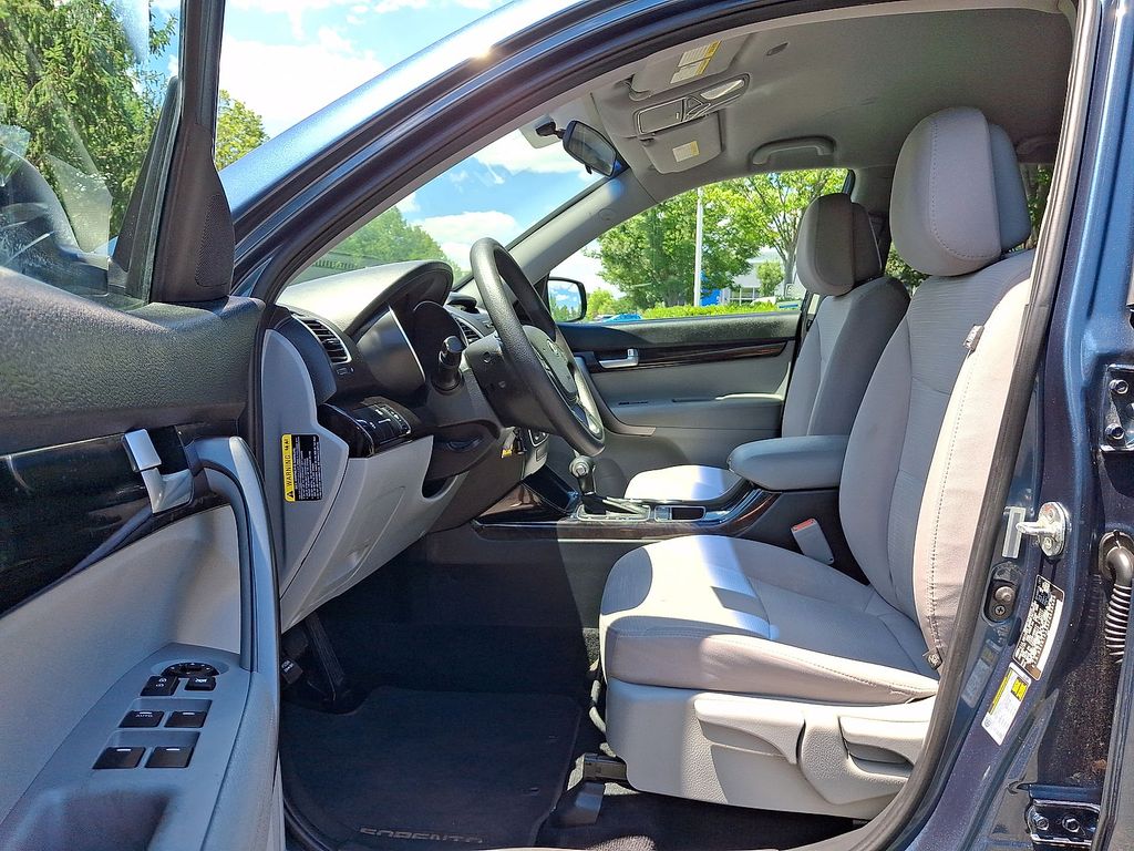Thumbnail: 2015 Kia Sorento - 9
