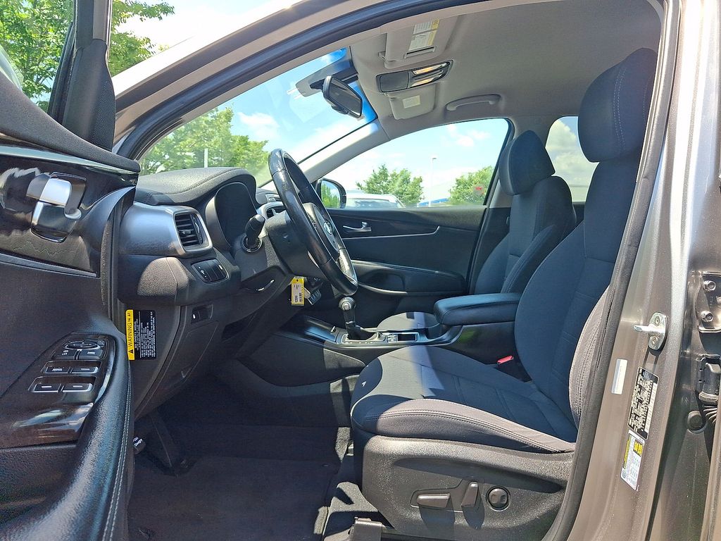 Thumbnail: 2017 Kia Sorento - 9