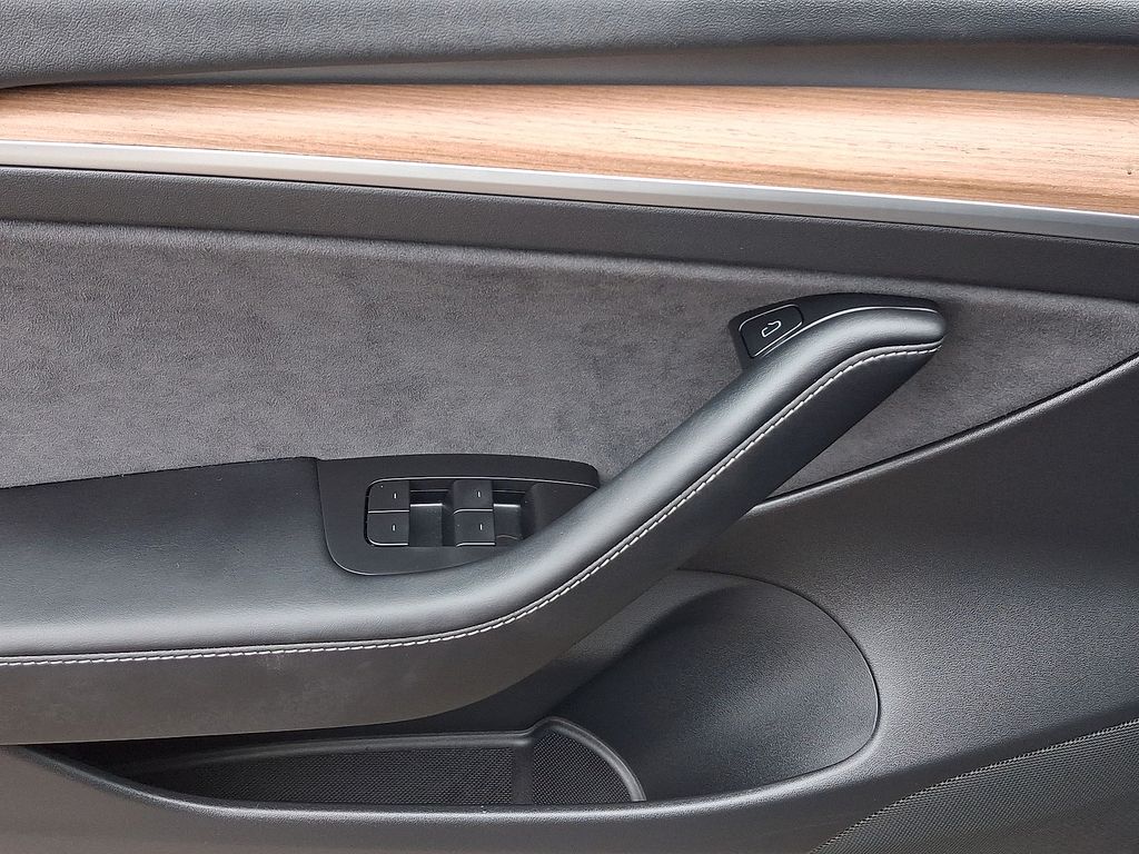 Thumbnail: 2021 Tesla Model 3 - 15
