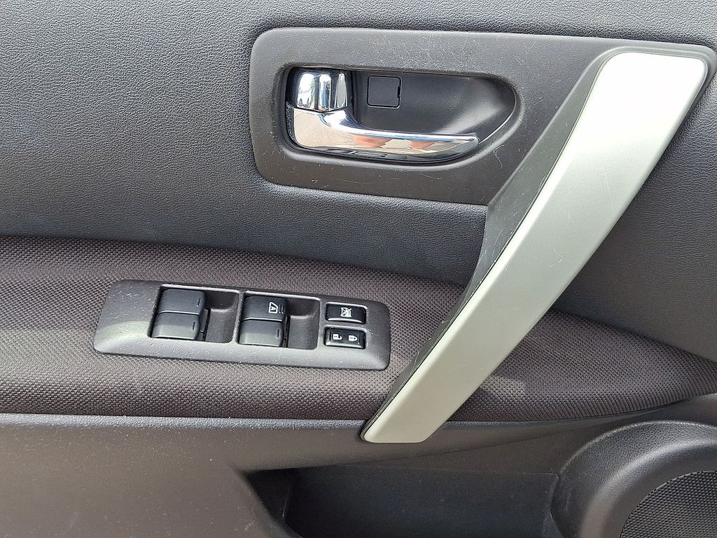 Thumbnail: 2015 Nissan Rogue - 18