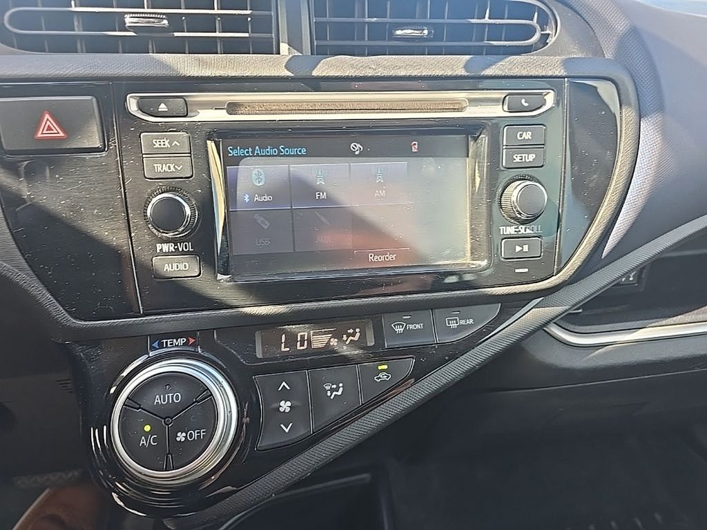 Thumbnail: 2016 Toyota Prius c - 8
