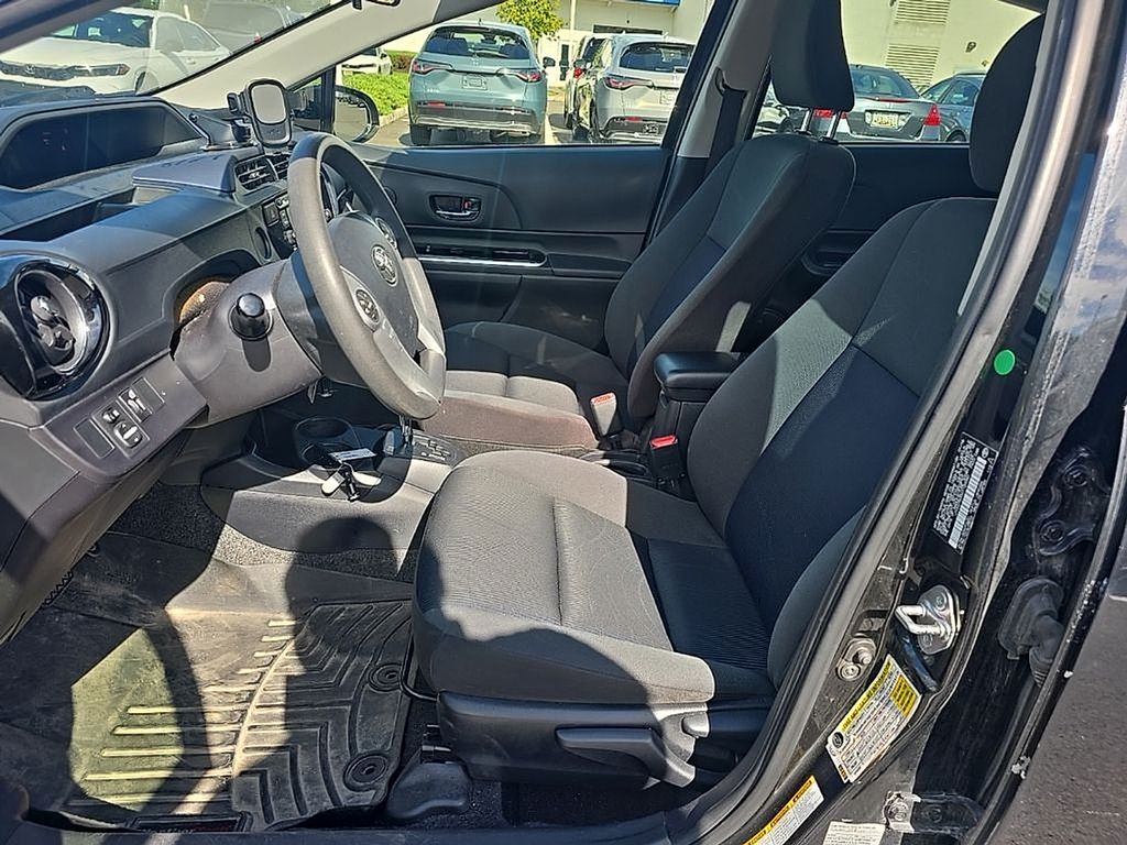 Thumbnail: 2016 Toyota Prius c - 6