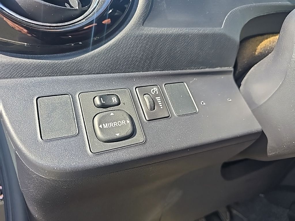 Thumbnail: 2016 Toyota Prius c - 15