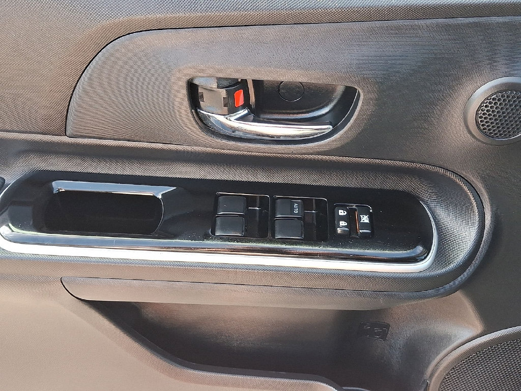 Thumbnail: 2016 Toyota Prius c - 18