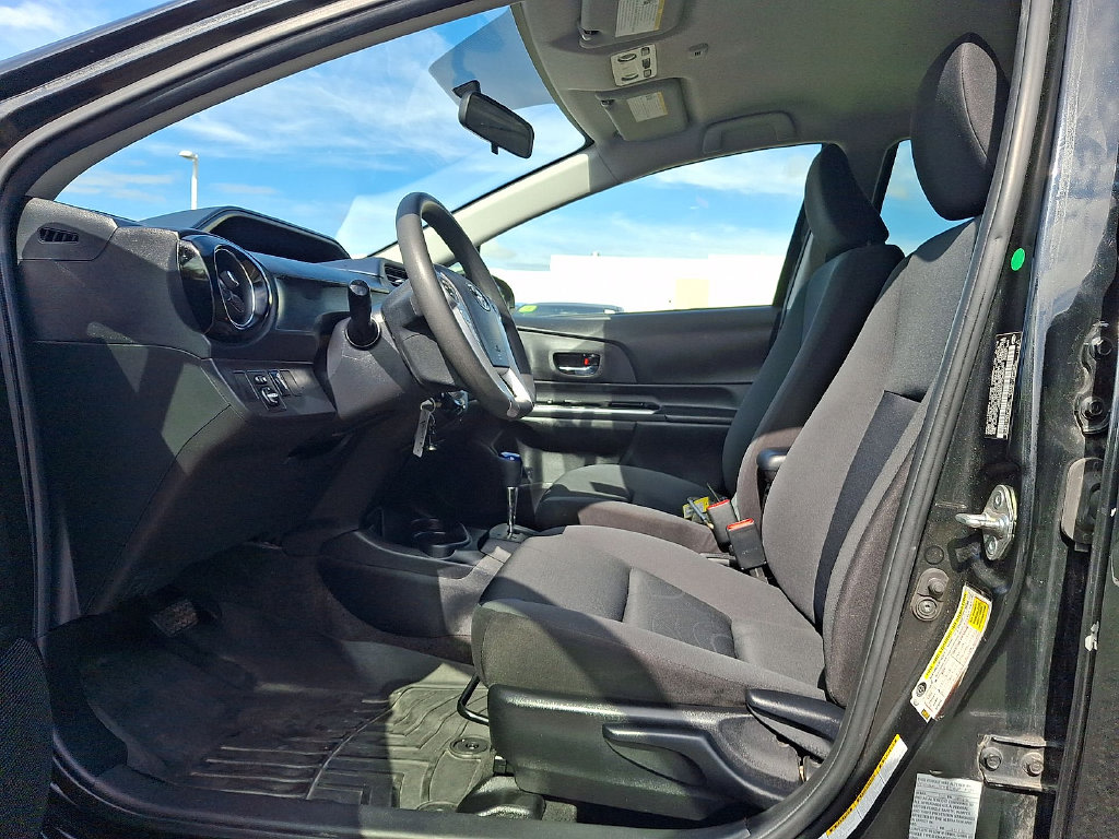 Thumbnail: 2016 Toyota Prius c - 9