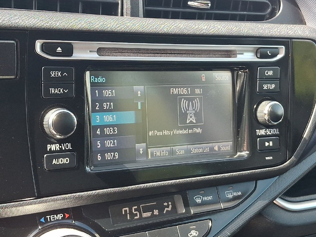 Thumbnail: 2016 Toyota Prius c - 11