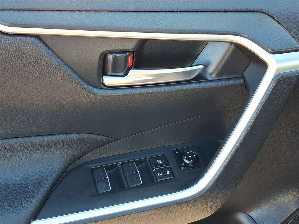 Thumbnail: 2022 Toyota RAV4 - 18