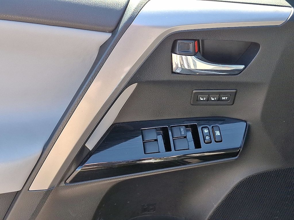 2016 Toyota RAV4 Limited 17
