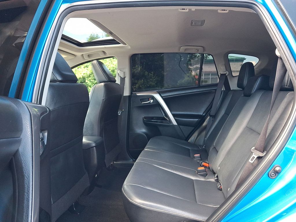 Thumbnail: 2017 Toyota RAV4 - 9