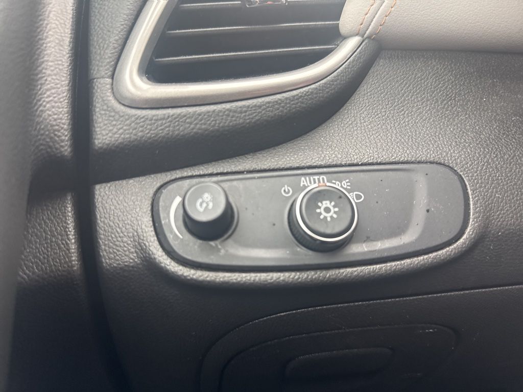 Thumbnail: 2017 Chevrolet Trax - 18