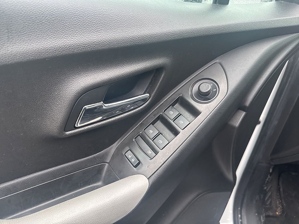 Thumbnail: 2017 Chevrolet Trax - 14