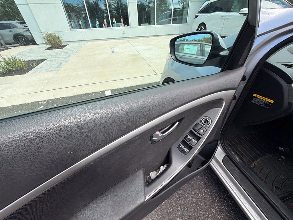 Thumbnail: 2013 Hyundai Elantra - 18