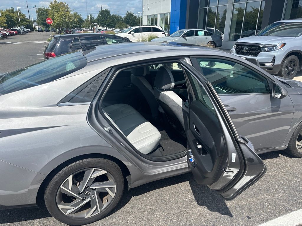 Thumbnail: 2025 Hyundai Elantra - 19