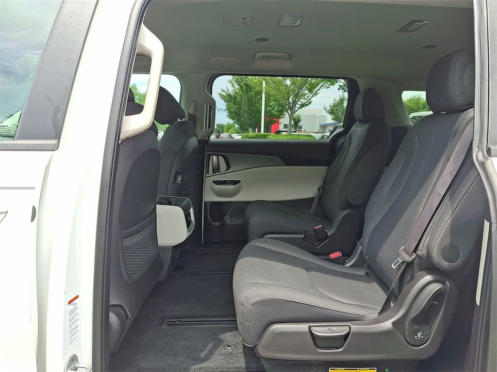 Thumbnail: 2023 Kia Carnival - 9