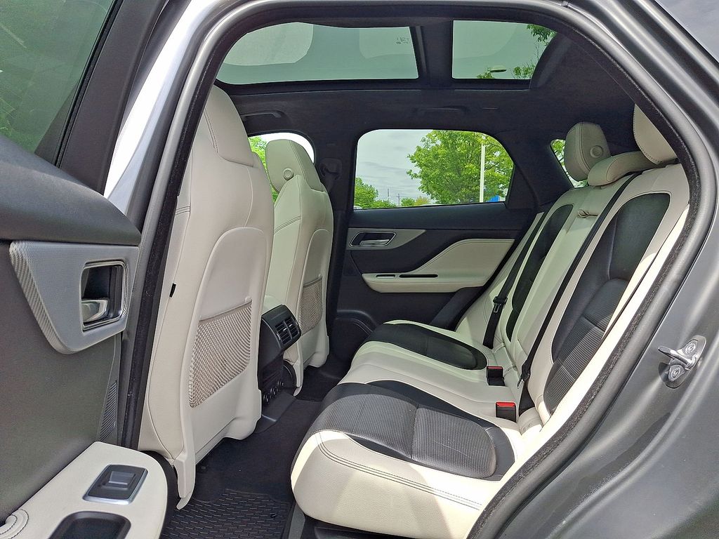 Thumbnail: 2019 Jaguar F-Pace - 10