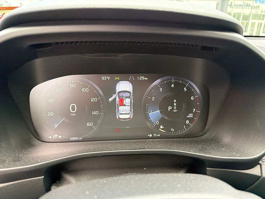 Thumbnail: 2021 Volvo XC40 - 12