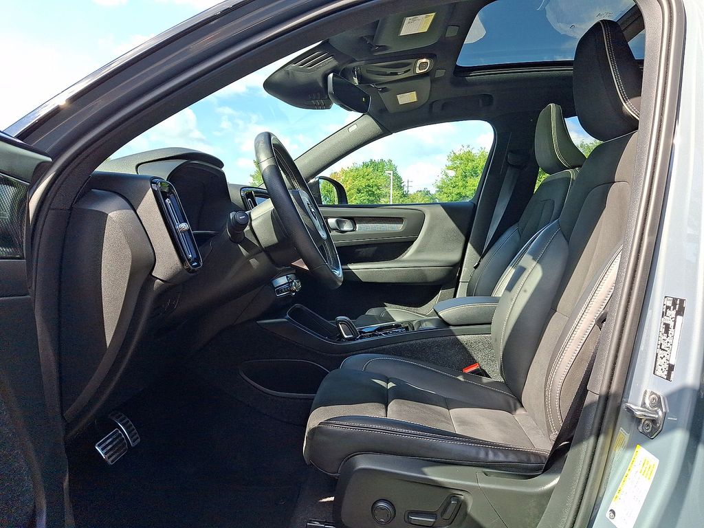 Thumbnail: 2021 Volvo XC40 - 9