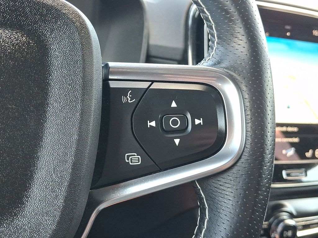 Thumbnail: 2021 Volvo XC40 - 22