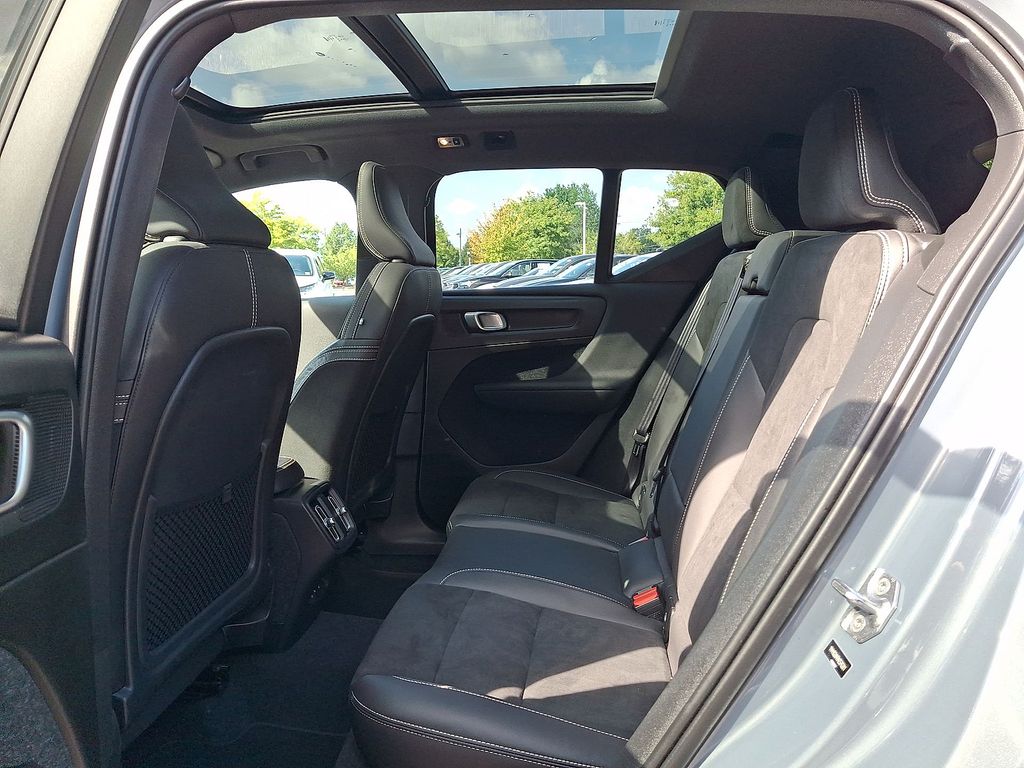 Thumbnail: 2021 Volvo XC40 - 10
