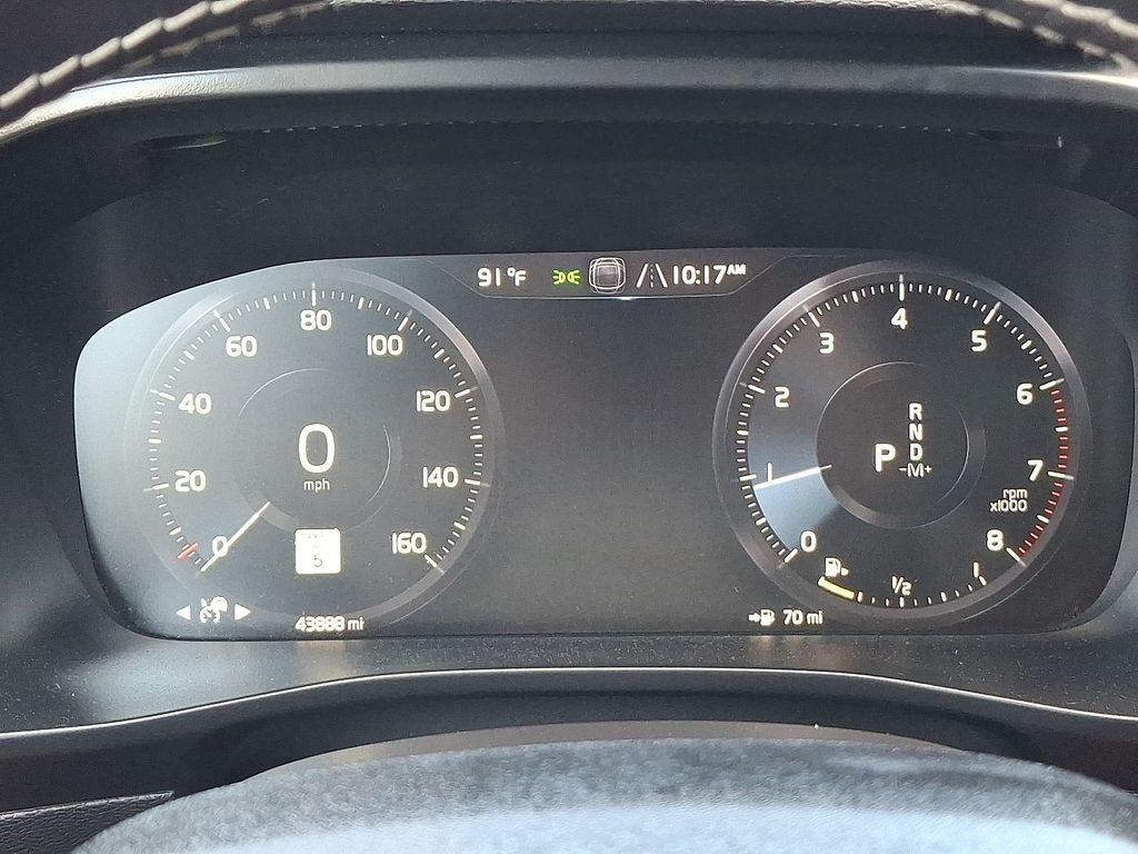Thumbnail: 2021 Volvo XC40 - 13