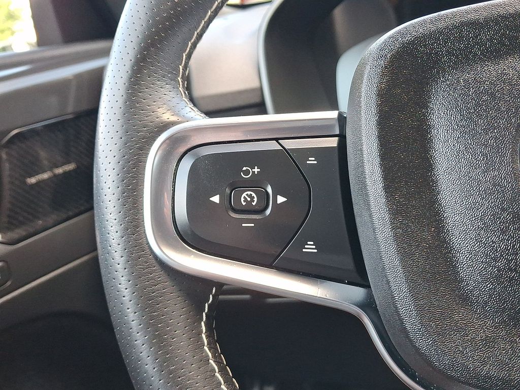 Thumbnail: 2021 Volvo XC40 - 21