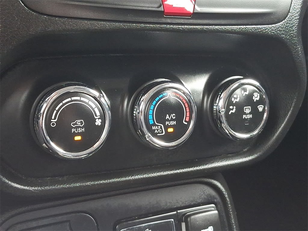 Thumbnail: 2016 Jeep Renegade - 23