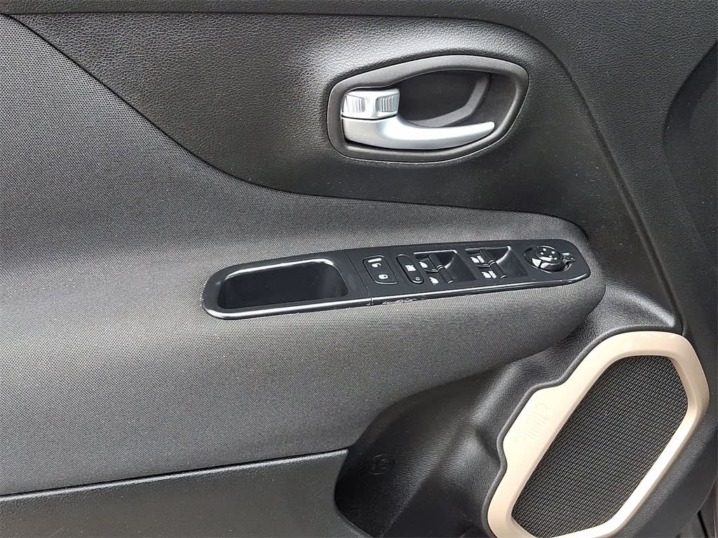 Thumbnail: 2016 Jeep Renegade - 19