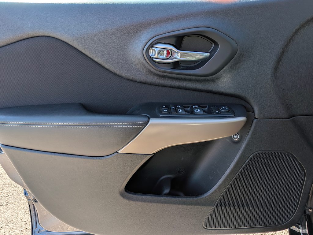 Thumbnail: 2018 Jeep Cherokee - 25