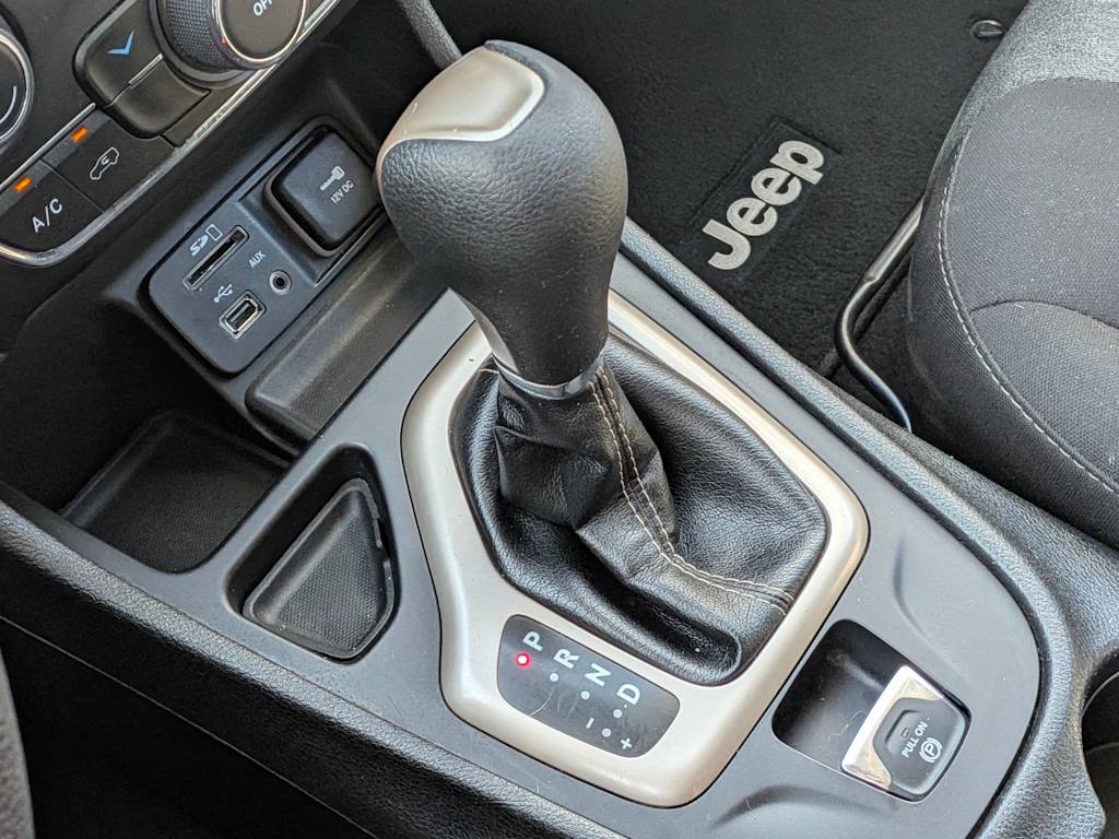 Thumbnail: 2018 Jeep Cherokee - 16