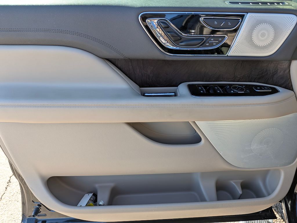 Thumbnail: 2023 Lincoln Navigator - 21