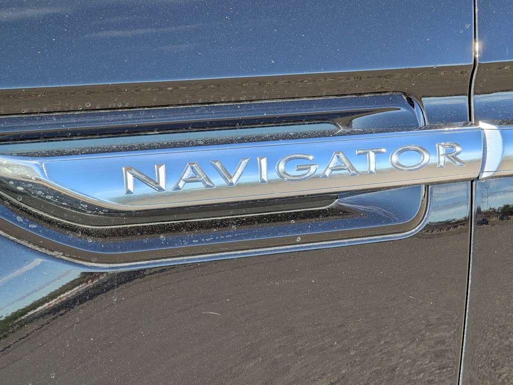 Thumbnail: 2021 Lincoln Navigator - 23
