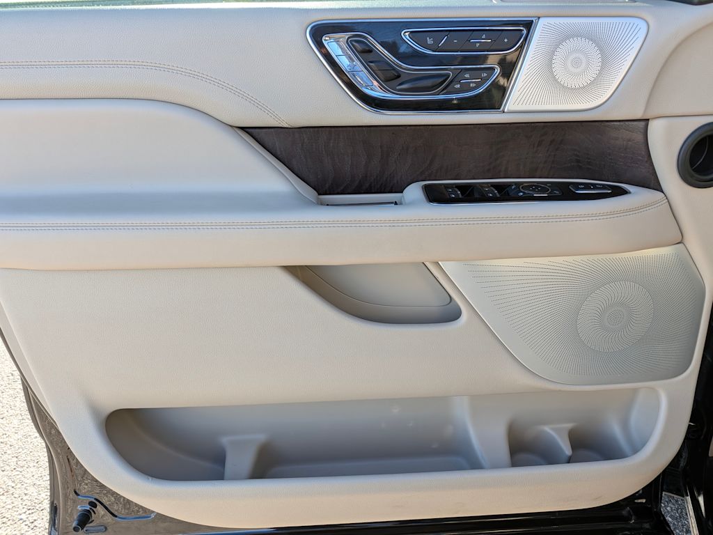Thumbnail: 2021 Lincoln Navigator - 24