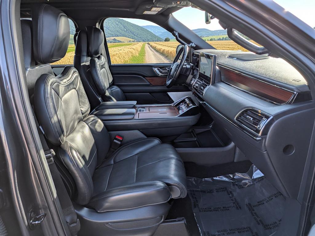 Thumbnail: 2022 Lincoln Navigator L - 12