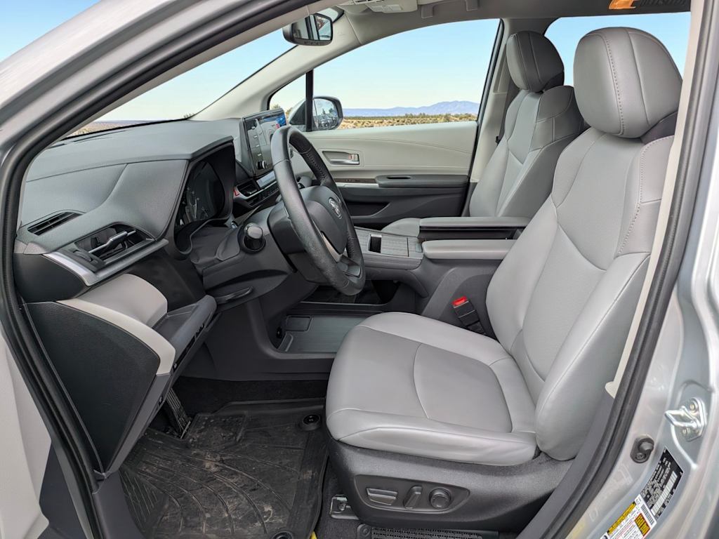 Thumbnail: 2022 Toyota Sienna - 11