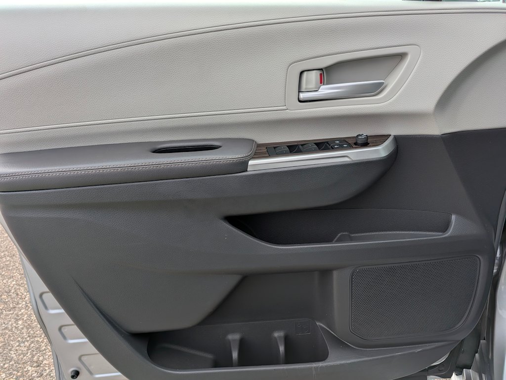 Thumbnail: 2022 Toyota Sienna - 24