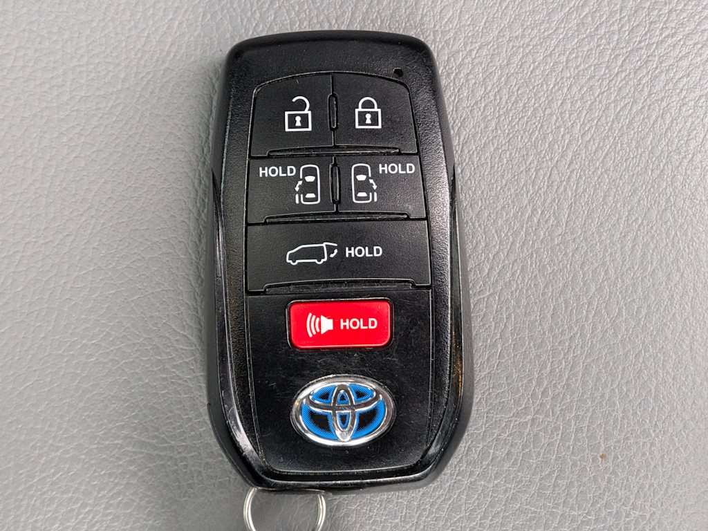 Thumbnail: 2022 Toyota Sienna - 18