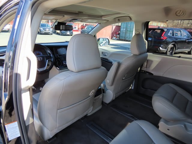 2018 Toyota Sienna XLE 21