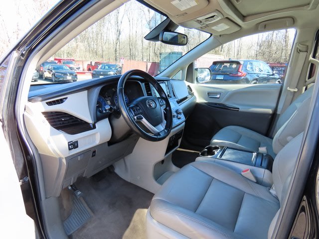 2018 Toyota Sienna XLE 2