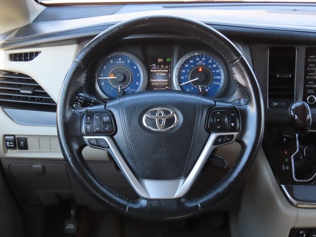 2018 Toyota Sienna XLE 12