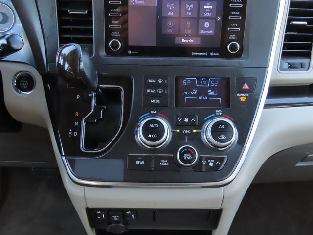2018 Toyota Sienna XLE 22