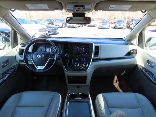 2018 Toyota Sienna XLE 8